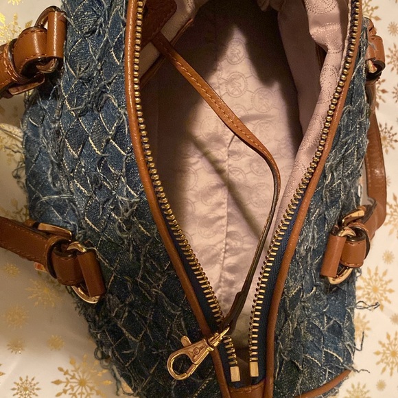 Michael Kors Greyson Satchel
DENIM 💙…Beautiful Blue
Brown Handle Accents 🤎 - Picture 8 of 14